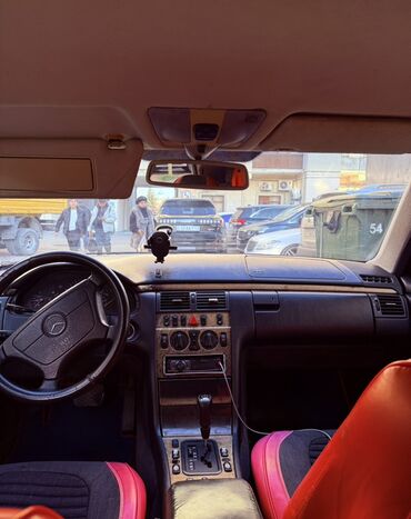 Mercedes-Benz: Mercedes-Benz E‑Class (W210) sedan Xüsusiyyətlər: - Korpus: 4 qapılı — 10