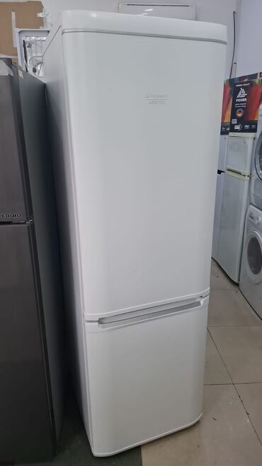 Paltaryuyan maşınlar: Hotpoint-Ariston iki qapılı soyuducu - Rəng: ağ, minimal dizayn -