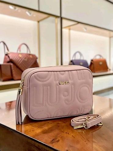 dekolte ili deholte: Liu Jo crossbody torba – model sa reljefnim monogramom - Kompaktna — 3
