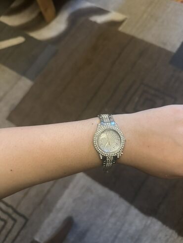 наручные часы casio: Женские наручные часы с камнями - Корпус и браслет серебристого