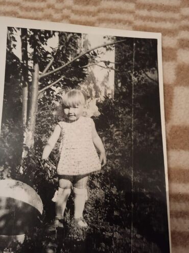 кыргызские сувениры бишкек: Черно-белая фотография, запечатлевшая маленького ребенка в летнем