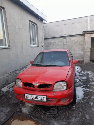 фит шатл: Автомобиль Nissan Micra красного цвета. Модель имеет компактный кузов