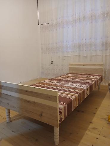 ofsiant bəy: Carpayi tek neferlikdir eni 90 uzunu 2m. hec bir problemi yoxdur evde — 2