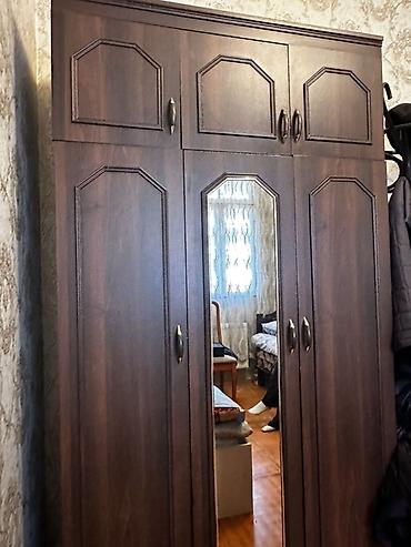 t frez: Qarderob şkafı – tünd qəhvəyi rəng, 4 qapılı aşağı blok və 3 qapılı — 1