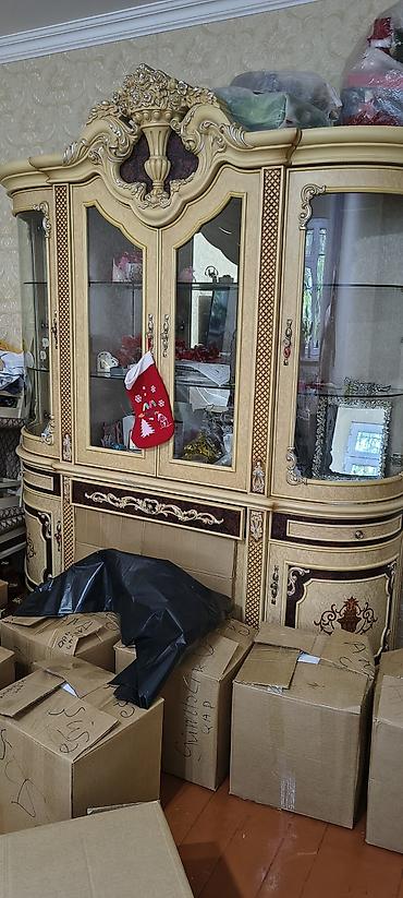 Klassik üslubda vitrin-büfe - Material: MDF/taxta karkas, şüşə vitrin