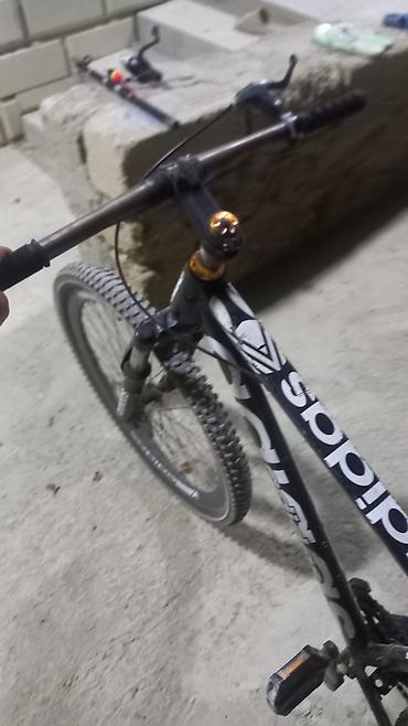 Dağ velosipedi – Adidas temalı çərçivə - Ölçü: 26" təkərlər -