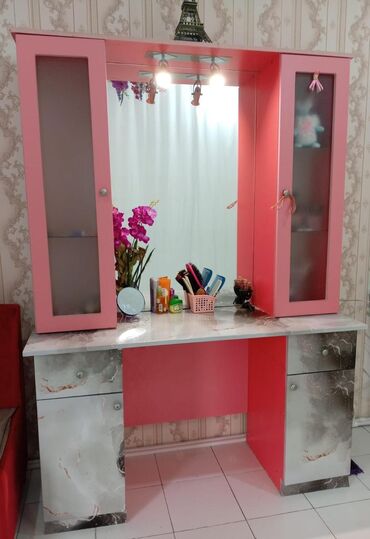 Salon masaları: İşlənmiş, Makiyaj üçün masa, Güzgülü