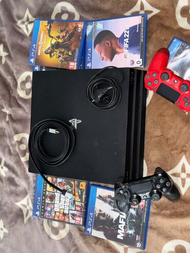 6 disk əlve içində 5/6oyun var HDMI sony kabelidir 2 pult Ps4pro