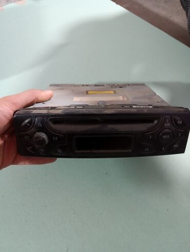 авто магитофон: Штатная автомобильная магнитола с CD-проигрывателем и радио Описание