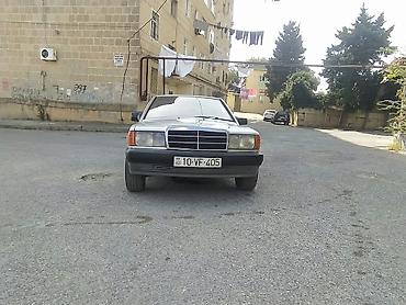 bmw kohnə model: Mercedes-Benz 190E (W201) sedan təqdim olunur. Avtomobil klassik — 1