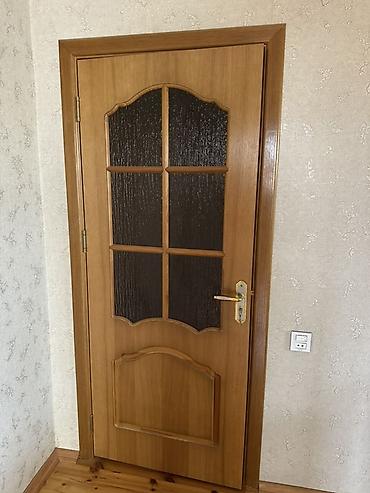 taxda qapi: Taxta otaq qapısı – şüşəli modellə - Material: təbii ağac (açıq qoz — 4