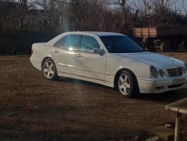 mercedes r20: Mercedes-Benz E 220: 2.2 l | 2001 il Sedan