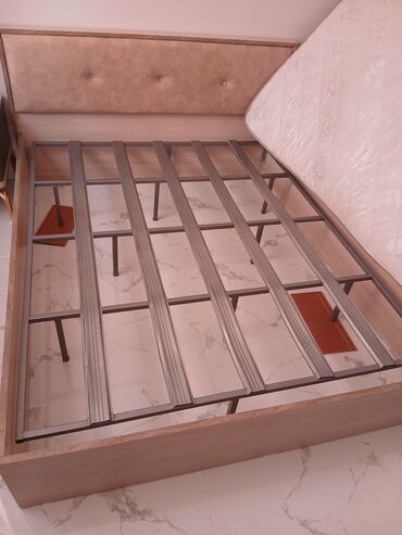 İnformatika: Taxta karkaslı, yumşaq başlıqlı yataq çərçivəsi və ortopedik döşək