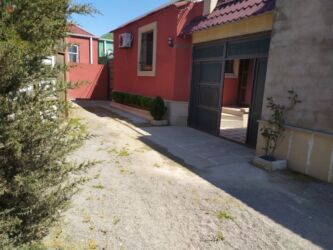 iwlenmiw plastik qapi: Satılır: geniş həyətli, arxitektur qövs formalı pəncərələri ilə