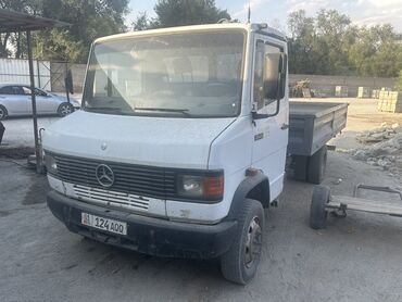 не рабочие инструменты: Грузовой бортовой автомобиль Mercedes-Benz с краном-манипулятором