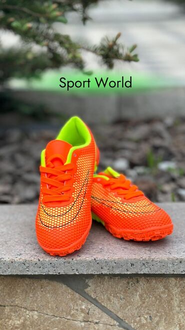Кроссовки и спортивная обувь: Сороконожки для футбола Помимо форм у нас есть в продаже : -