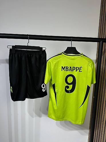 united: Футбольная форма Real Madrid с шортами, выполненная в ярком салатовом — 1