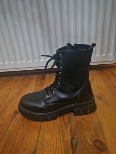 детская обувь на овчине: Qara rəngli uniseks bağcıqlı çəkmə - Material: hamar teksturalı