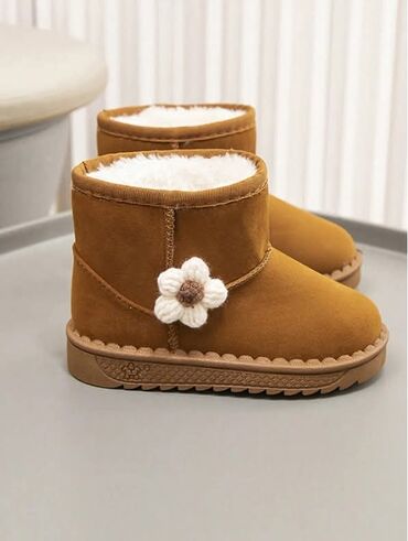 Čizme: Cena:2000din Dostupni brojevi:33 Poručuje se isporuka za desetak — 2