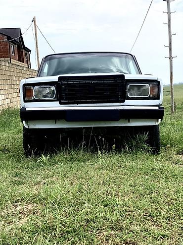 kohnə maşın bazarı: VAZ 2107, ağ rəng, 4 qapılı sedan. Maşın otur sür maşındı 2006 1.7 — 2