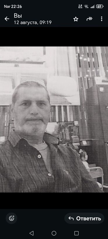 lacoste koynekler: Şəkildə orta yaşlı, saqqallı bir kişi təsvir edilmişdir. Üz cizgiləri