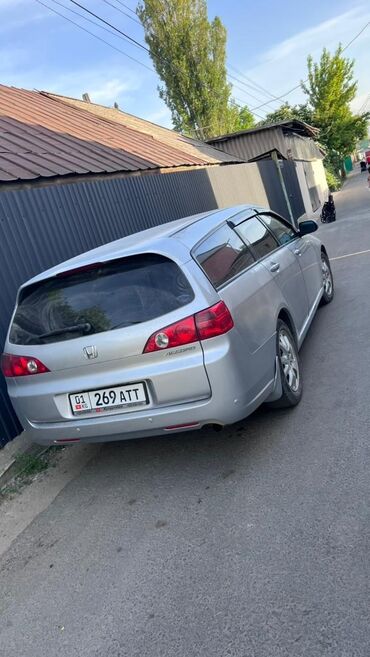 авто присеп: Серебристый универсал Honda Accord, припаркованный на улице