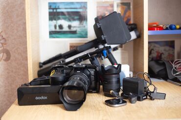 Videokameralar: - Blackmagic Pocket Cinema Camera 6K - Sigma 18-35mm, 1.8 f art lens — 3