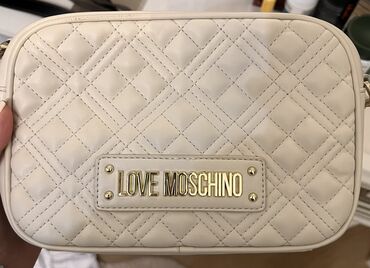 Çantalar: 35azn love moschino veziyyeti yaxshidir