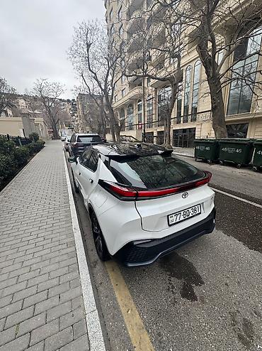 servis arabaları: Toyota C-HR: 1.8 l | 2024 il Krossover — 7