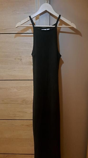 haljina pull and bear: Crna uska haljina na bretele - Model: duga haljina ravnog kroja — 1