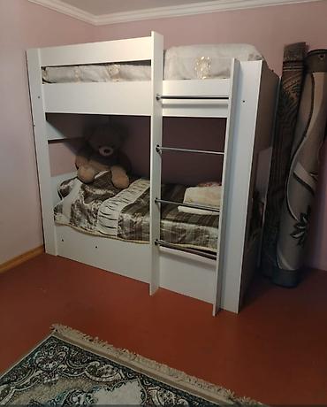 matras tək: İki mərtəbəli uşaq çarpayısı - Material: ağ rəngli laminat/MDF — 1