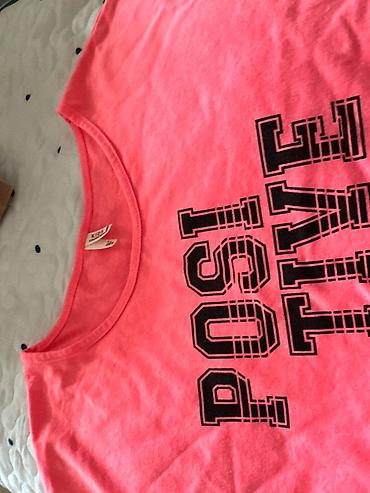 Futbolkalar: Neon çəhrayı rəngdə qolsuz qısa top (crop-top). Ön tərəfdə iri — 2