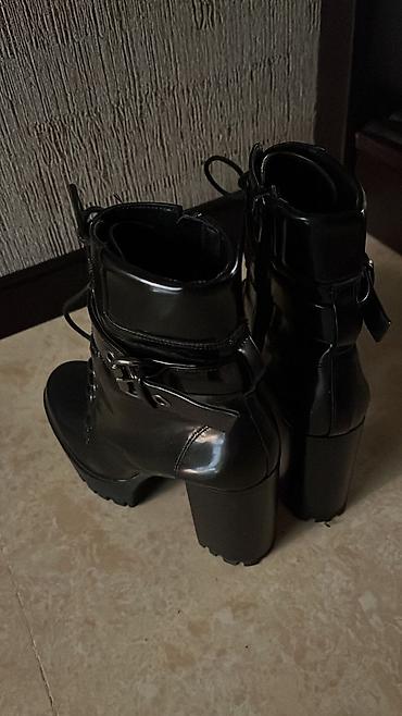 qadin bot: Bershka, Ölçü: 39, rəng - Qara, Yeni — 2