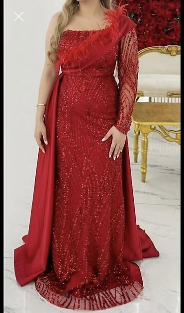 Qırmızı rəngli, parlaq bəzəkli gecə/libas - Model: Bir çiyinli