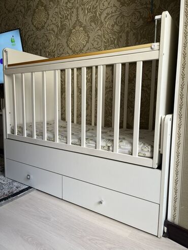 детская кроватка с балдахином: Детская кроватка-трансформер белого цвета с выдвижными ящиками. Модель