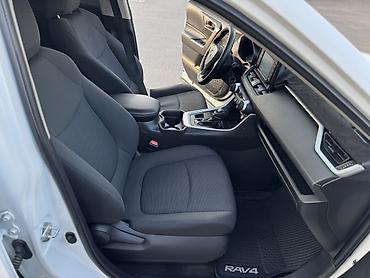 Toyota: Toyota RAV4: 2019 г., 2.5 л, Автомат, Бензин, Кроссовер — 6