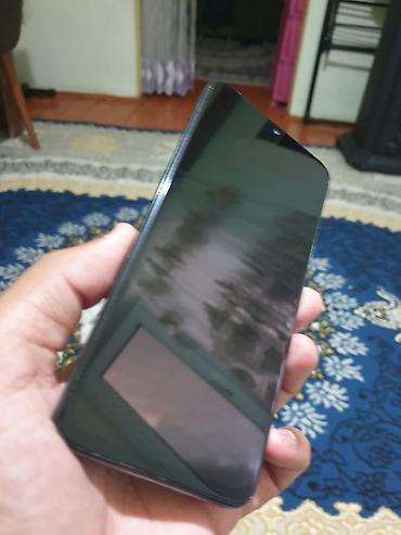Digər mobil telefonlar: Smartfon – 6.5” təxmini tam ekranlı, ön kameranın ekranın yuxarı — 1