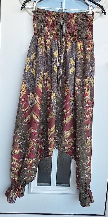 Begi pantalone – model sa širokim, spuštenim krojem i elastičnim