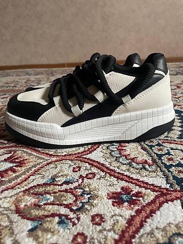 Кроссовки и спортивная обувь: Кроссовки, 2 пары. - Пара 1: бежевые кроссовки на толстой белой — 11