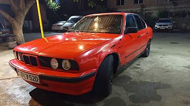 BMW 5 Series E34 sedan – qırmızı rəng, 4 qapı, 1990‑cı illərin klassik