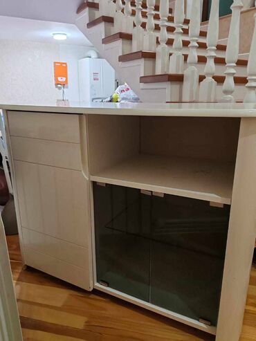 Digər mebel: TV altligi super veziyyetde .60 AZN . Isteyen olsa yazsin vidosunu