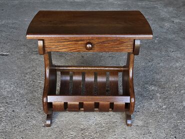 Stilski klub stolovi: Drveni stočić s policom za časopise i fiokom - Materijal: masivno — 1