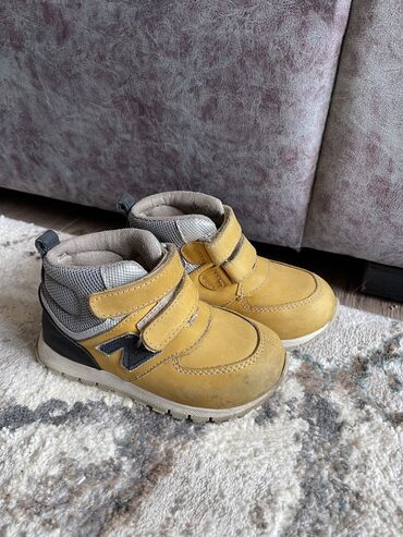 детские тапочки: Продаю Демисезонные ботинки на мальчика, размер 25, кожаные турецкой