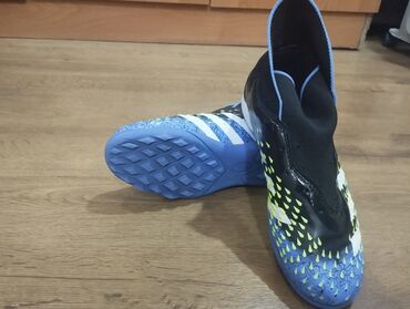 спорт ош: Футбольные бутсы Adidas Predator Freak в сине-черном цвете с яркими