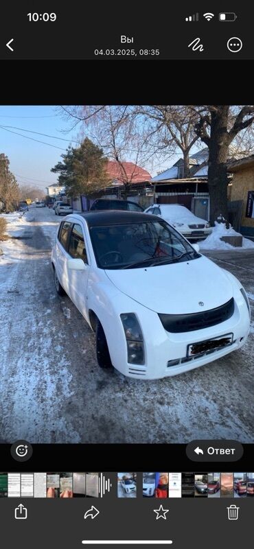 runx alex: Белый компактный автомобиль с черной крышей. Этот городской автомобиль