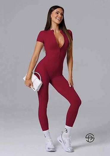nike react patike: Kombinezon
Cena 2600 dinara 
2.kom 3700 dinara
Uni vel.
Pzen.kol.21-32 — 1
