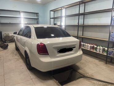 диски на мерседес: Ağ rəngli sedan avtomobil Xüsusiyyətlər: - Kuzov: 4 qapılı sedan, ağ
