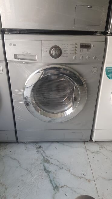 LG Direct Drive texnologiyalı, gümüşü rəngdə paltaryuyan maşın. Bu