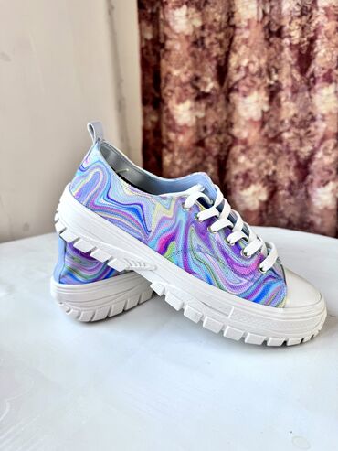Кроссовки и спортивная обувь: Женская Кеды марка (Elle) 38 размер 
Бесплатная доставка (Бишкек