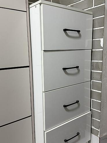 Высокий узкий комод с 4 выдвижными ящиками. - Корпус: белый, прямые